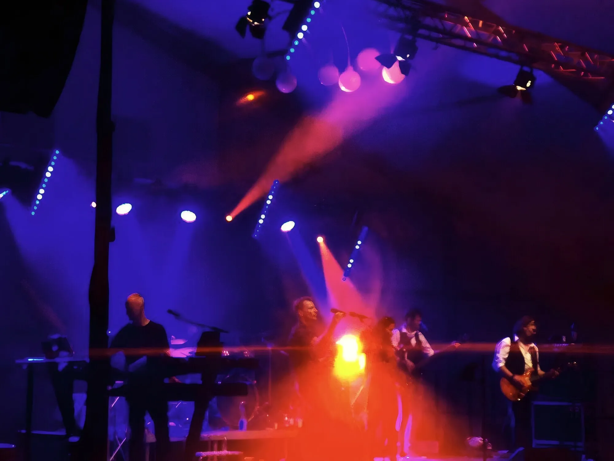 Firmenveranstaltung mit Bühne, Band und Beschallung in einer Halle