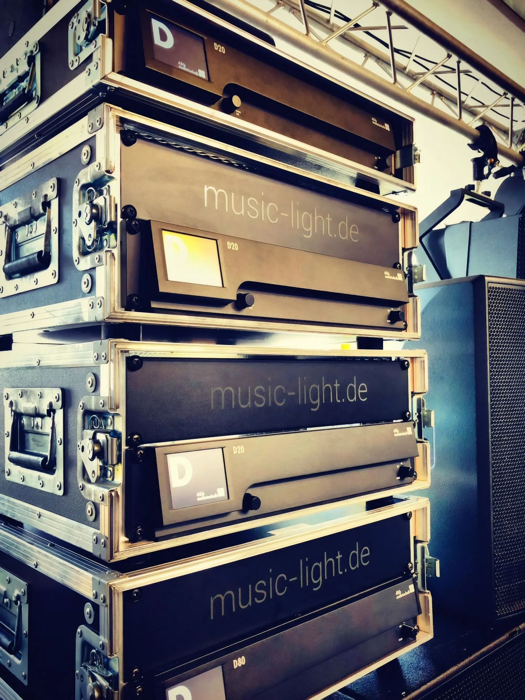 Gestapelte Flightcases mit Endstufen, beschriftet mit music-light.de