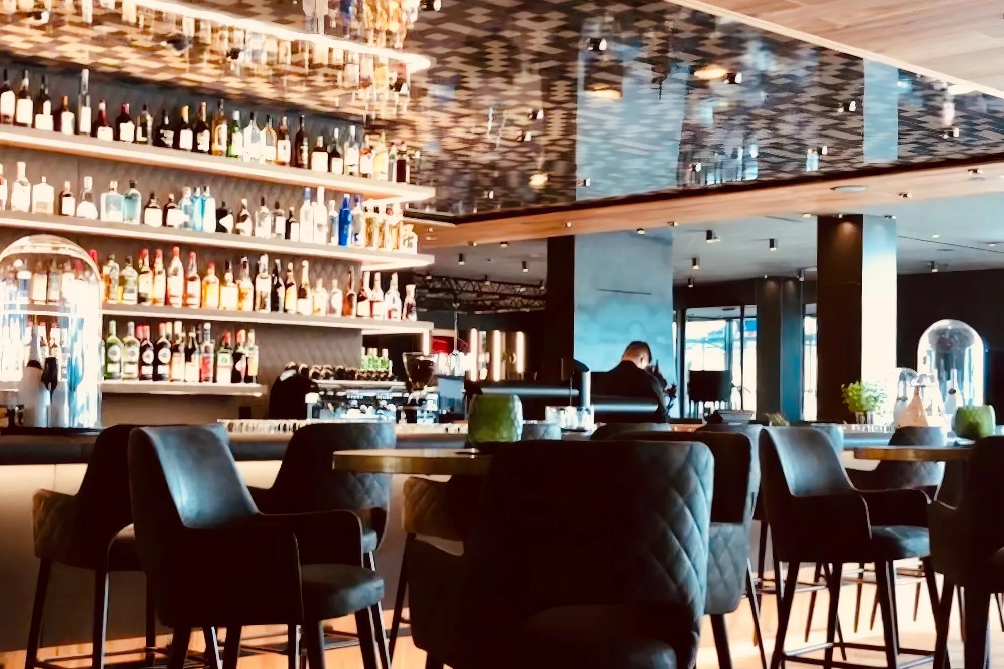 Hotelbar mit Flaschenwand und unauffällig integrierter Beschallung