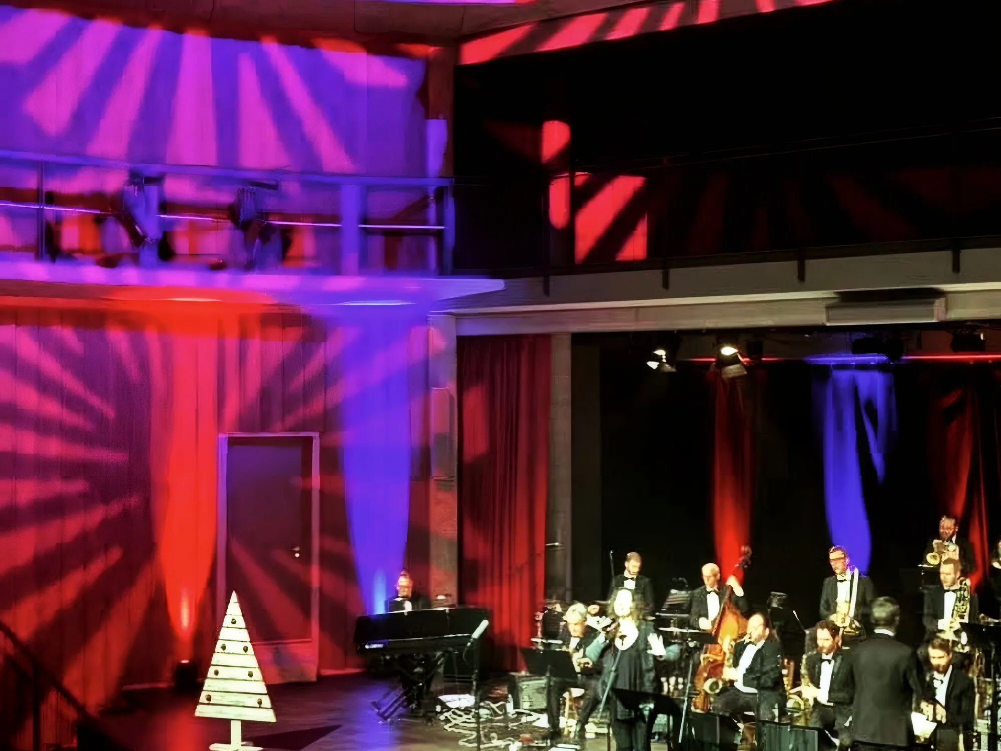 Orchester auf einer Konzertbühne mit dezenter Beschallung und Bühnenlicht