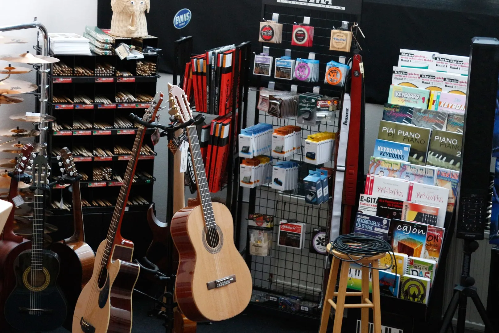 Verkaufsraum von Music-Light mit Gitarren, Zubehör und Musikinstrumenten
